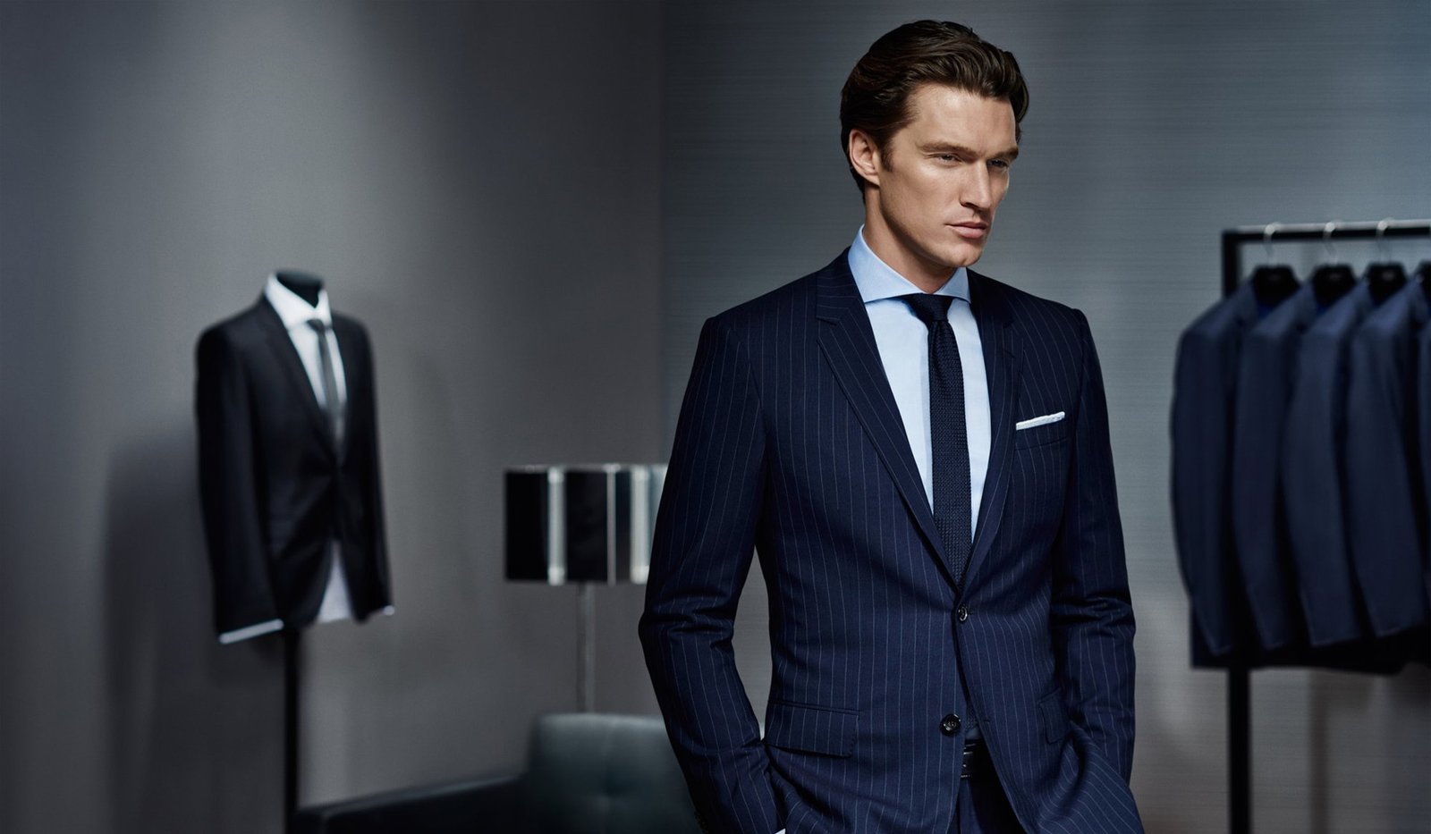 Man wearing a tailored suit in the Pantaline campaign